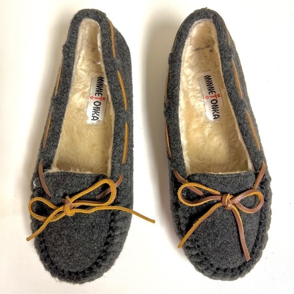 MINNETONKA WOMEN'S CALLY MOCCASINS gray fur lining size 9 - Picture 2 of 8
